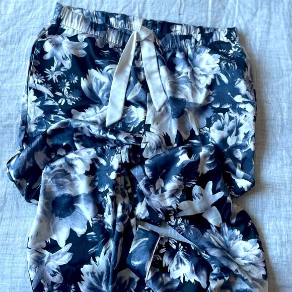 Victoria’s Secret 🤫 Floral Black and White Pajama Pants - Picture 6 of 10